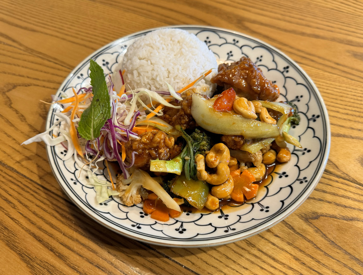 Chicken stir fried with cashew nut at Saigon Sister